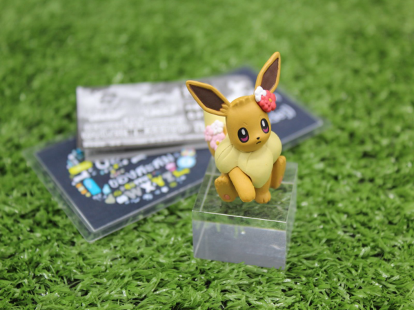 4.Gashapon Pokemon Let's Go! Pikachu Let's Go! Eevee Together Adventure Mascot - Eevee (Red Flower Decoration)